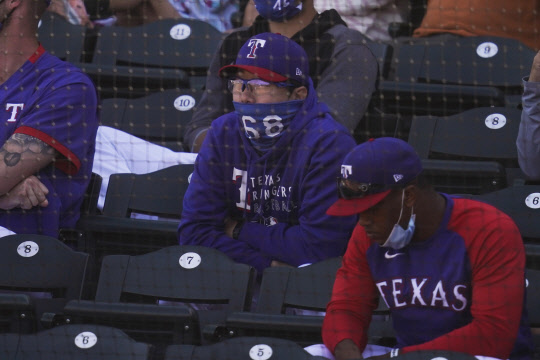 10일 텍사스와 클리블랜드의 시범경기 관전하는 양현종(68번)[AP=연합뉴스]